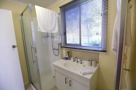 Riverwalk B&B - Victoria Tourism 4