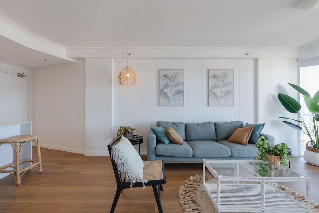 NEW Beautiful 2 Bed Ocean Views In Broadbeach - thumb 1