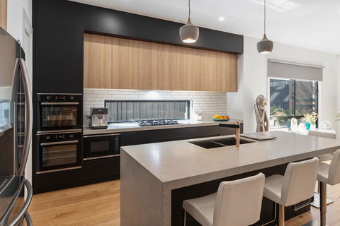 Portrush Luxury Villa - Holiday Melbourne 1