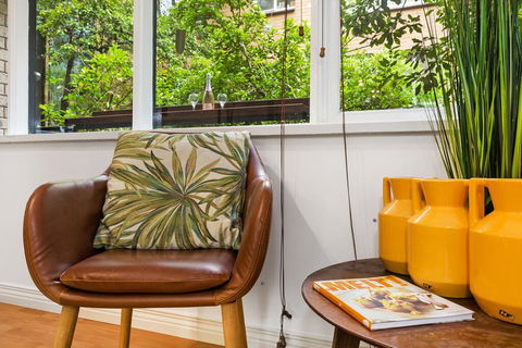 Retro Styled 3 Bedroom Apartment With Tree Views - Holiday Melbourne 2