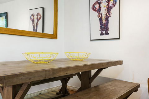 Retro Styled 3 Bedroom Apartment With Tree Views - Holiday Melbourne 3