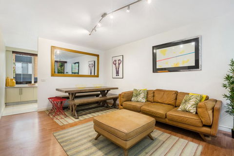 Retro Styled 3 Bedroom Apartment With Tree Views - Holiday Melbourne 0