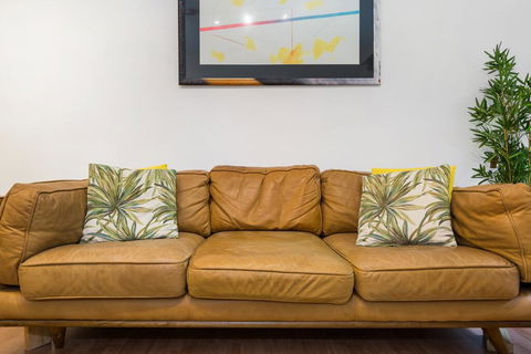 Retro Styled 3 Bedroom Apartment With Tree Views - Holiday Melbourne 1