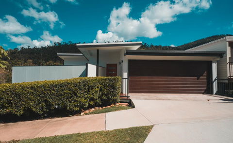 Sea La Vie ON SEAVIEW NETFLIX POOL WIFI - Whitsundays Tourism 0