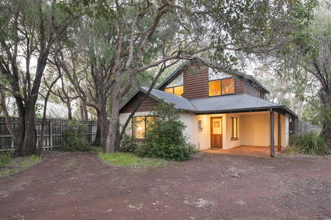 Shady Shack - Holiday Melbourne 1
