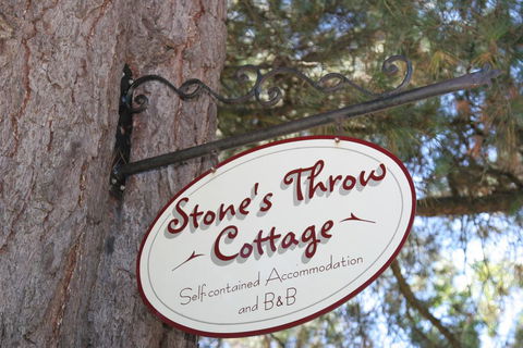 Stone's Throw Cottage Bed And Breakfast - Casino Accommodation 1