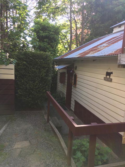 Stone's Throw Cottage Bed And Breakfast - Casino Accommodation 3