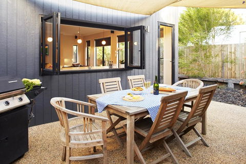 Stylish Living- Fireplace, WiFi, Linen, 4 Bdrm, Beach 850m - Holiday Melbourne 3