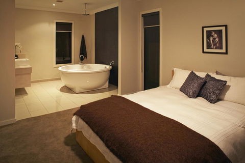 Stylish Living- Fireplace, WiFi, Linen, 4 Bdrm, Beach 850m - Holiday Melbourne 2