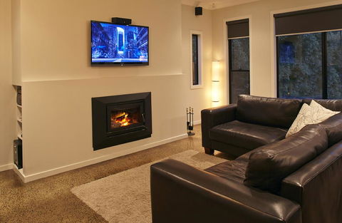 Stylish Living- Fireplace, WiFi, Linen, 4 Bdrm, Beach 850m - Holiday Melbourne 1