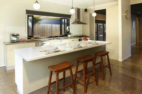 Stylish Living- Fireplace, WiFi, Linen, 4 Bdrm, Beach 850m - Holiday Melbourne 0