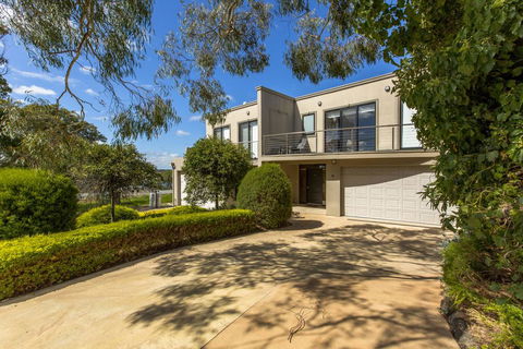 STYLISH, SUN-DRENCHED AND SOPHISTICATED - Holiday Melbourne 0