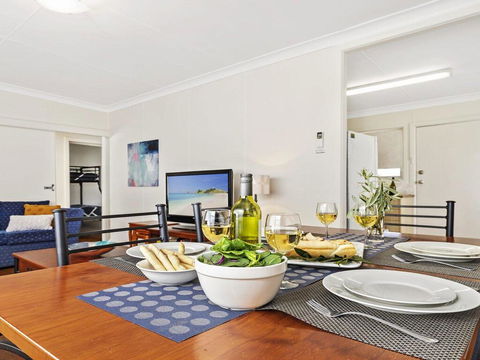 Summer Breeze - Clean And Simple, 200m To Beach - Holiday Melbourne 3