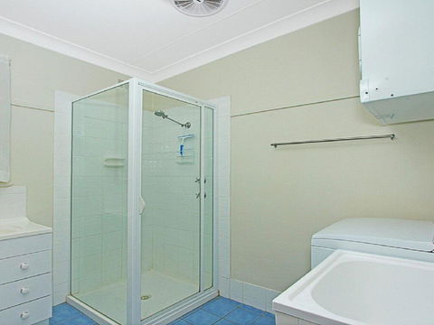 Summer Breeze - Clean And Simple, 200m To Beach - Holiday Melbourne 1