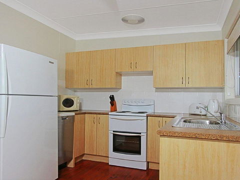 Summer Breeze - Clean And Simple, 200m To Beach - Holiday Melbourne 2