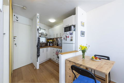 Sunlit Studio In The Trees, Walk To The Beach - Accommodation Australia 3