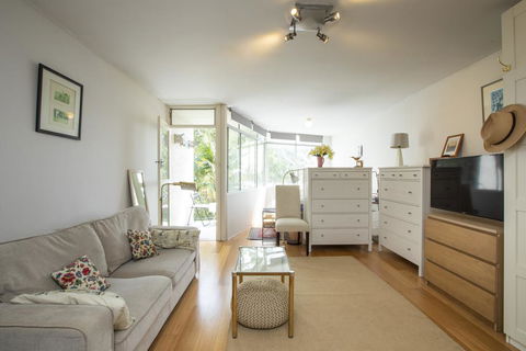 Sunlit Studio In The Trees, Walk To The Beach - Accommodation Australia 0