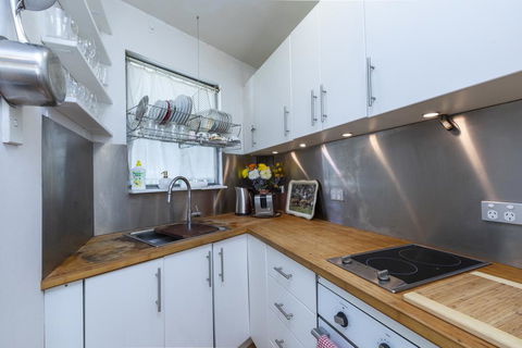 Sunlit Studio In The Trees, Walk To The Beach - Accommodation Australia 2