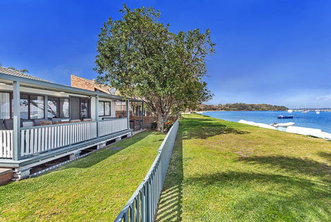 Sunset Beach House - Soldiers Point Sleeps 9 - Holiday Melbourne 1