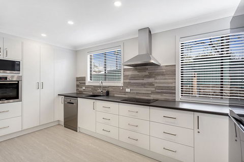 Sunset Beach House - Soldiers Point Sleeps 9 - Holiday Melbourne 3