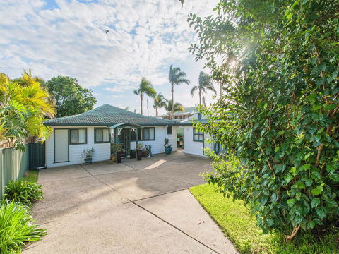 Sunset Beach House - Soldiers Point Sleeps 9 - Holiday Melbourne 2