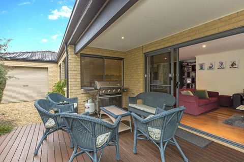 SURFSIDE GETAWAY IN PICTURESQUE INVERLOCH - Holiday Melbourne 3