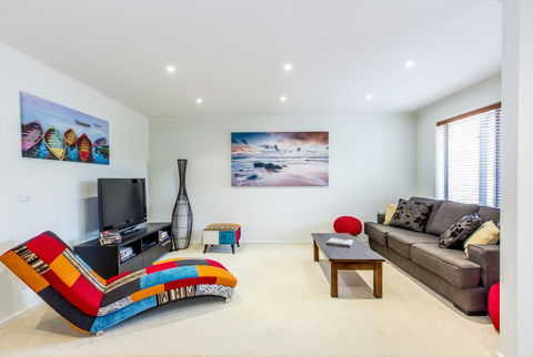 SURFSIDE GETAWAY IN PICTURESQUE INVERLOCH - Holiday Melbourne 0