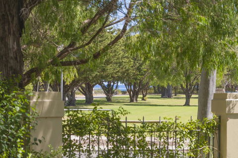 The Beach Retreat - Casino Accommodation 0