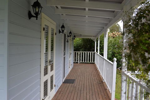 The Doll's House - Charming 2 Bedroom Cottage Just A Short Walk From The Village - Accommodation Australia 2