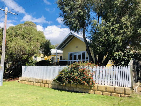 The Light And Bright Yellow Beach House - Holiday Melbourne 1