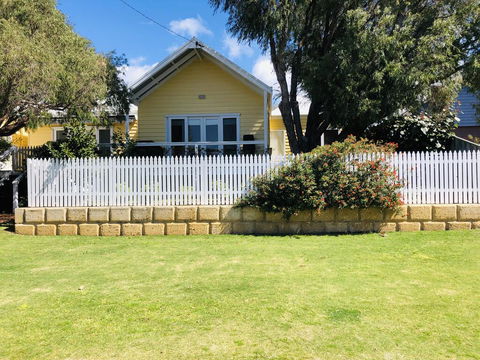 The Light And Bright Yellow Beach House - Holiday Melbourne 2