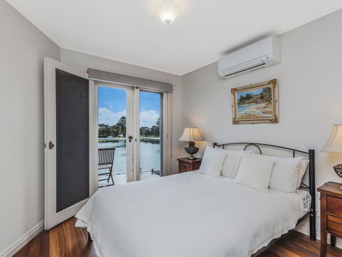 The Moorings - Holiday Melbourne 1