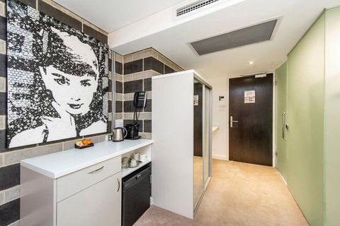 The Nest - Hollywood Style Space With Roof Terrace - Caravan Park Accommodation 3