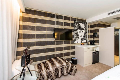 The Nest - Hollywood Style Space With Roof Terrace - Caravan Park Accommodation 1