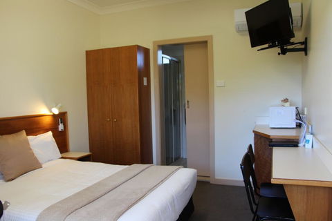 The Pioneer Way Motel - Whitsundays Tourism 1