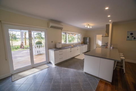 The Summer House Retreat - Casino Accommodation 2