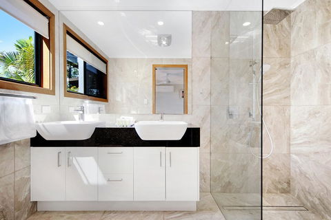 THE VIEW, TUGUN - 4 Bedrooms - Sea Views - Private Heated Pool - Holiday Sydney 2