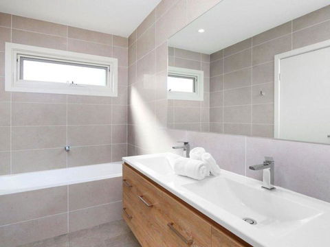 The Wharf House - Budgewoi - Holiday Melbourne 3