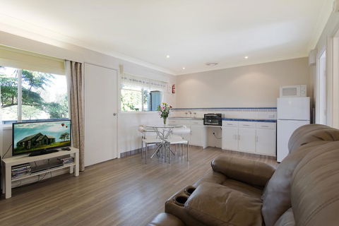 Top Of The Lake Holiday Units - Caravan Park Accommodation 2