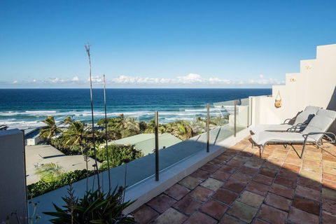 Tuscan Inspired Townhouse Minutes From The Beach - Accommodation Australia 0