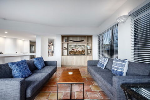 Tuscan Inspired Townhouse Minutes From The Beach - Accommodation Australia 3