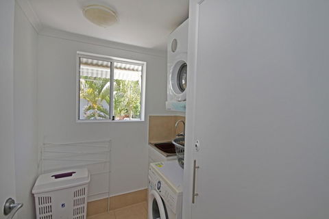 Unit 2, Beach Gallery, 9 Andrew Street Point Arkwright, 500 BOND, LINEN SUPPLIED - Accommodation Australia 2