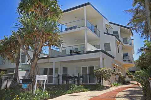 Unit 2, Beach Gallery, 9 Andrew Street Point Arkwright, 500 BOND, LINEN SUPPLIED - Accommodation Australia 0