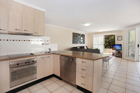 Unit 3, On The Park, 22 Frank Street Coolum Beach, 400 BOND, LINEN INCLUDED - Accommodation Australia 2