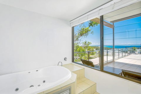 Unit 6 Rainbow Sea - Rainbow Beach, Amazing Ocean Views, Aircon, Wi-Fi, Pool, Walk To Beach - Accommodation Australia 2