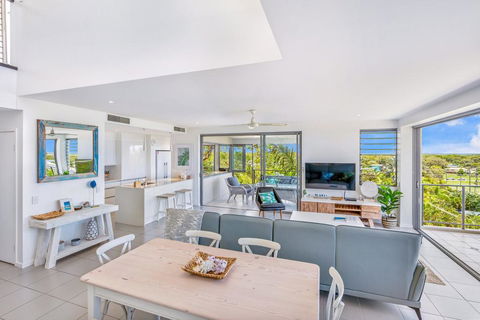 Unit 6 Rainbow Sea - Rainbow Beach, Amazing Ocean Views, Aircon, Wi-Fi, Pool, Walk To Beach - Accommodation Australia 1