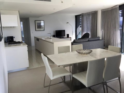 Upmarket Resort At Oracle Broadbeach URGC - Caravan Park Accommodation 0