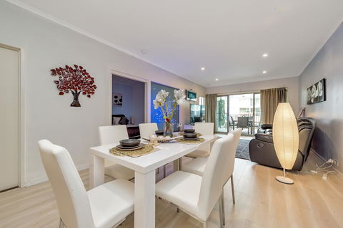 Venetian Canal Apartment-Close To Beaches And Marina - Holiday Melbourne 1