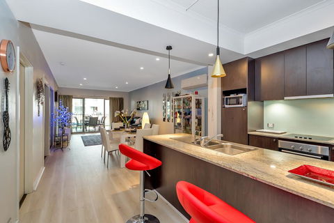 Venetian Canal Apartment-Close To Beaches And Marina - Holiday Melbourne 0