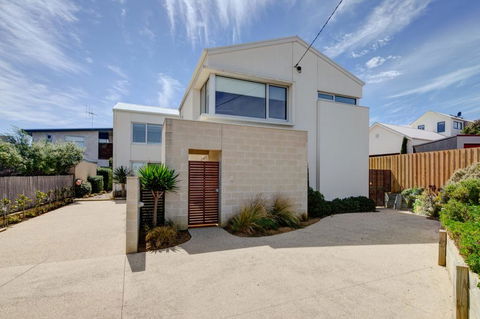 Villa Moyne - Located In A Quiet Cul De Sac And Designed For Beach Families - Holiday Sydney 0